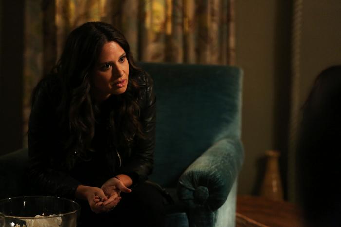 Katie Lowes در صحنه سریال تلویزیونی رسوایی