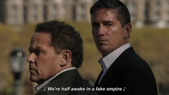 Kevin Chapman در صحنه سریال تلویزیونی مظنون به همراه Jim Caviezel