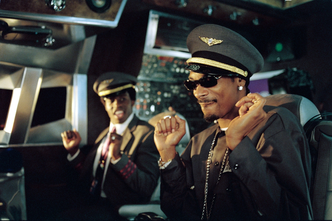 Snoop Dogg در صحنه فیلم سینمایی Soul Plane به همراه Godfrey