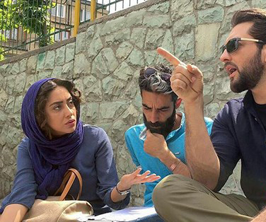 بهرام رادان در پشت صحنه فیلم سینمایی زرد به همراه بهاره کیان‌افشار