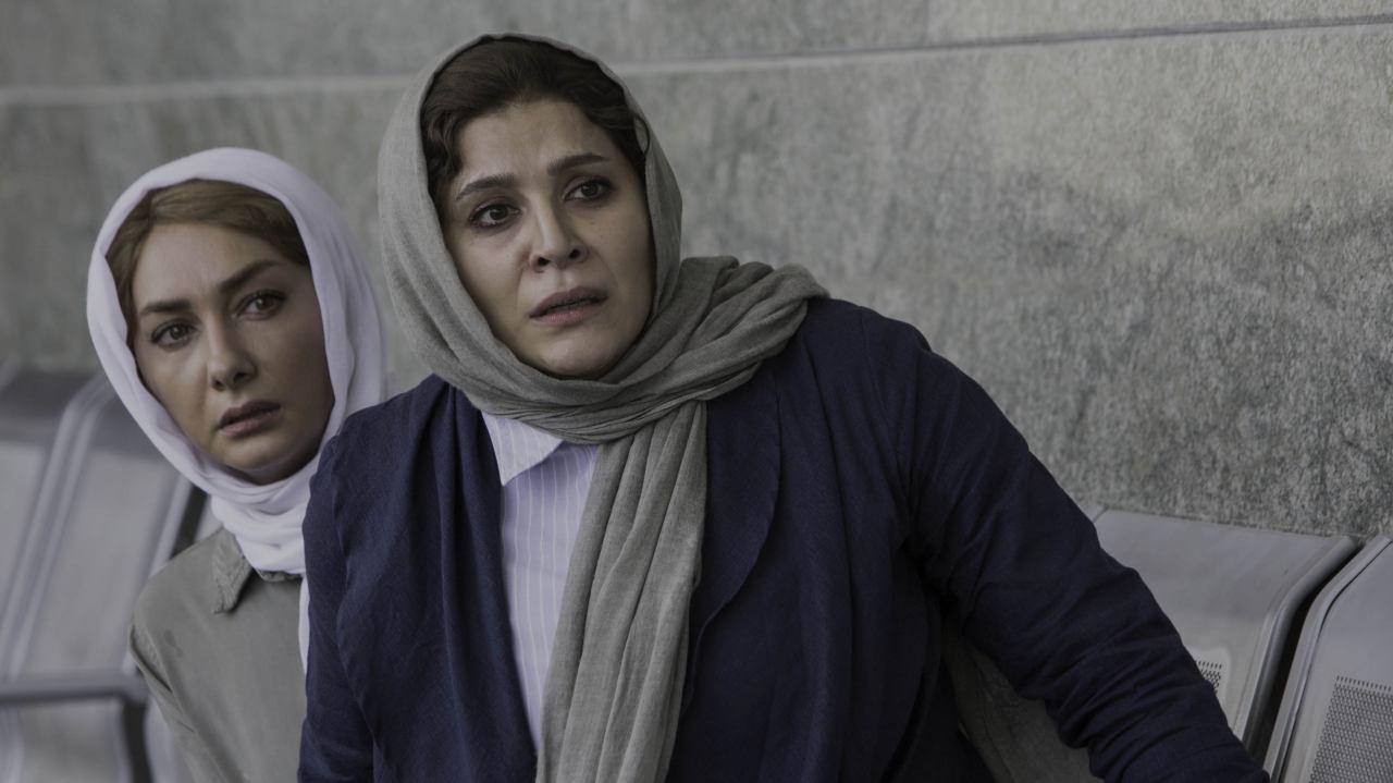 سحر دولتشاهی در صحنه فیلم سینمایی شکاف به همراه هانیه توسلی