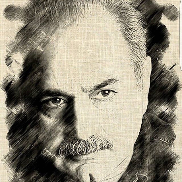 تصویری از پرویز پرستویی، بازیگر و تهیه کننده سینما و تلویزیون در حال بازیگری سر صحنه یکی از آثارش