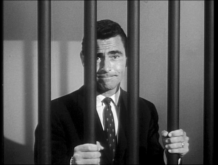 Rod Serling در صحنه سریال تلویزیونی منطقه نیمه روشن