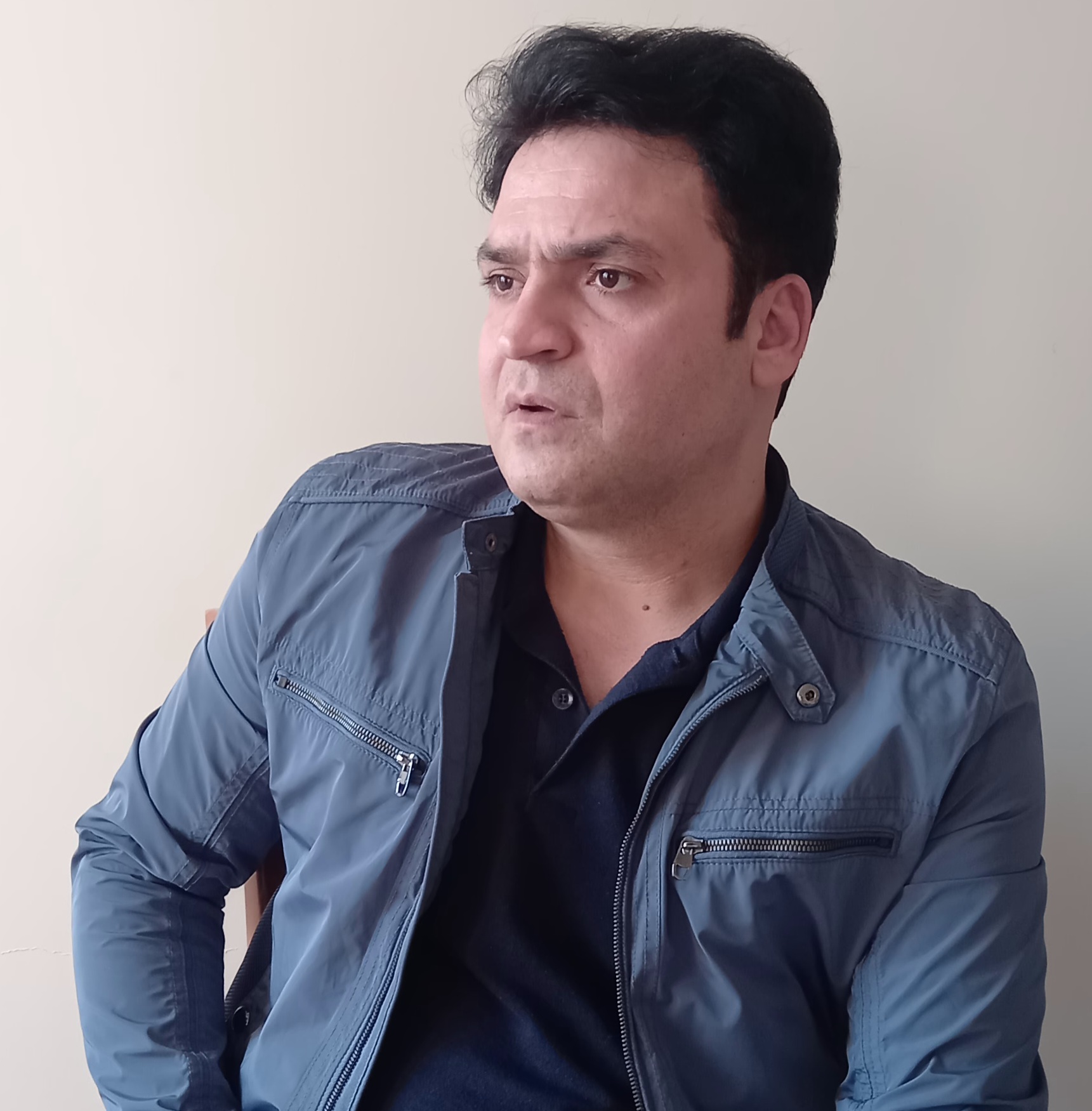 تصویری شخصی از علی میرزایی، بازیگر و نوازنده سینما و تلویزیون