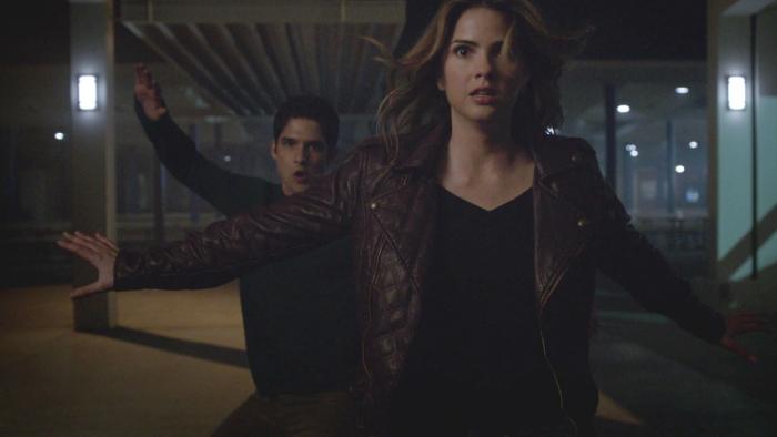 Shelley Hennig در صحنه سریال تلویزیونی گرگ نوجوان به همراه Tyler Posey