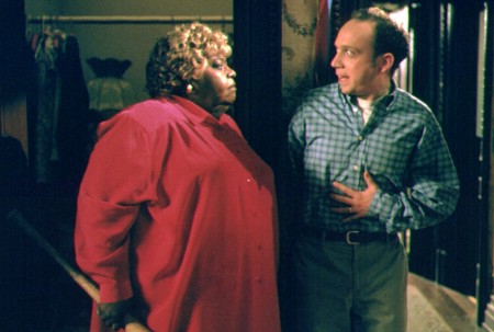 Ella Mitchell در صحنه فیلم سینمایی خانه مامان گنده به همراه پل جیاماتی