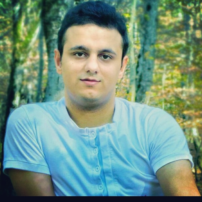 تصویری از جعفر صادقی، کارگردان و تهیه کننده سینما و تلویزیون در حال بازیگری سر صحنه یکی از آثارش