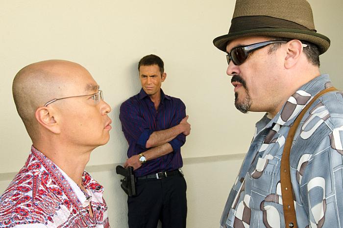 C.S. Lee در صحنه سریال تلویزیونی دکستر به همراه دیوید زایاس و دزموند هرینگتون