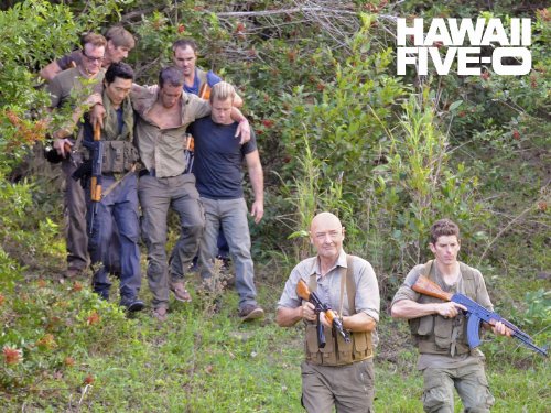 Terry O'Quinn در صحنه سریال تلویزیونی Hawaii Five-0 به همراه Alex O'Loughlin، Scott Caan و Daniel Dae Kim