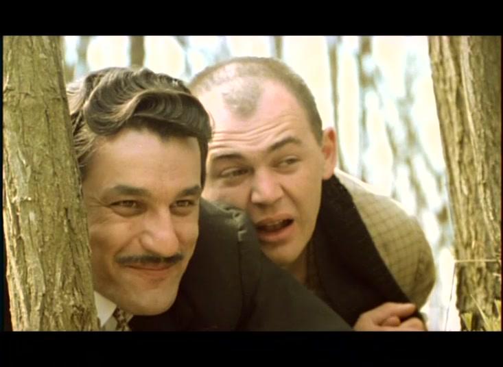 Dragan Nikolic در صحنه فیلم سینمایی Who's Singin' Over There? به همراه Aleksandar Bercek