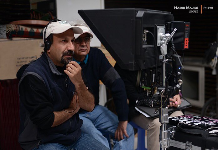 اصغر فرهادی در پشت صحنه فیلم سینمایی فروشنده به همراه محمود کلاری