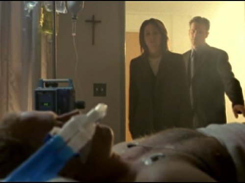 آنابث گیش در صحنه سریال تلویزیونی پرونده های ایکس به همراه کری الویس