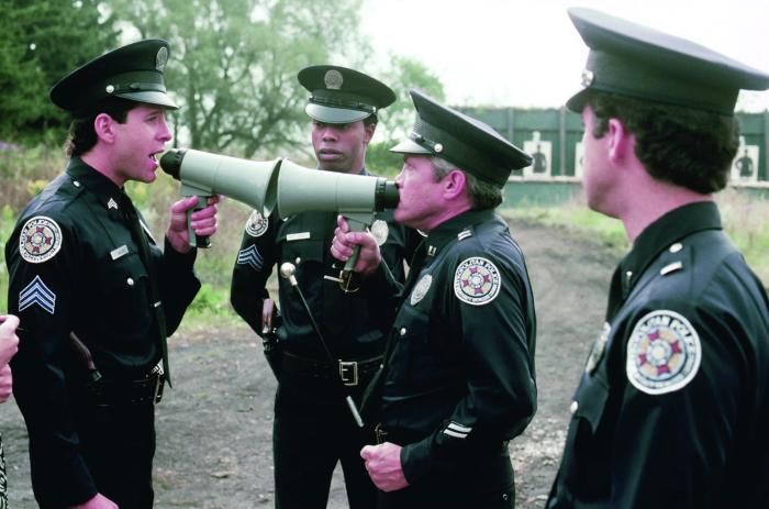 Michael Winslow در صحنه فیلم سینمایی Police Academy 4: Citizens on Patrol به همراه Lance Kinsey، Steve Guttenberg و G.W. Bailey