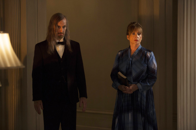 Patti LuPone در صحنه سریال تلویزیونی داستان ترسناک آمریکایی به همراه Denis O'Hare