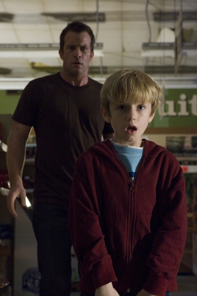 Nathan Gamble در صحنه فیلم سینمایی مه به همراه توماس جین