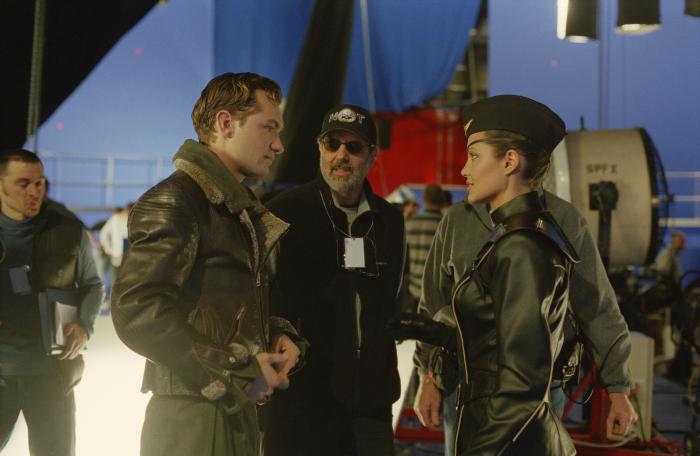 Jon Avnet در صحنه فیلم سینمایی کاپیتان آسمان و دنیای فردا به همراه جود لا و آنجلینا جولی