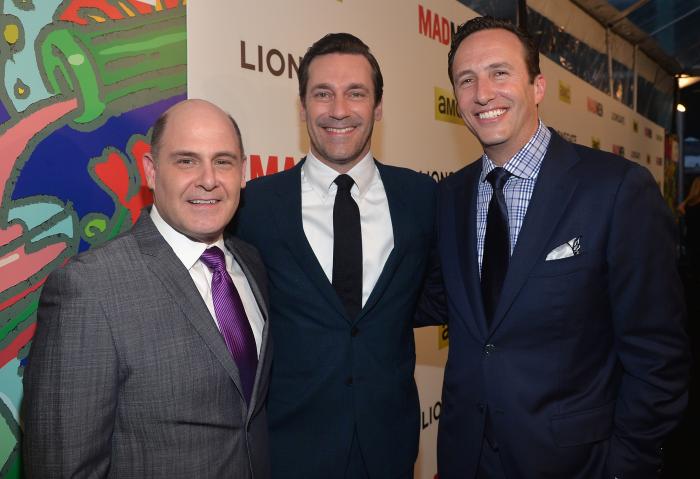 Matthew Weiner در صحنه سریال تلویزیونی مردان مد به همراه Jon Hamm