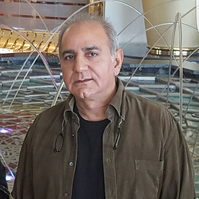 تصویری از پرویز پرستویی، بازیگر و تهیه کننده سینما و تلویزیون در حال بازیگری سر صحنه یکی از آثارش