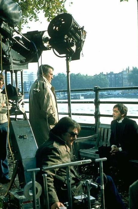 Richard Donner در صحنه فیلم سینمایی طالع نحس به همراه Patrick Troughton و گریگوری پک