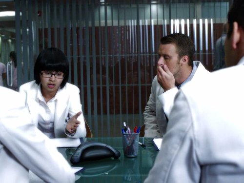 Jesse Spencer در صحنه سریال تلویزیونی دکتر هاوس به همراه Charlyne Yi