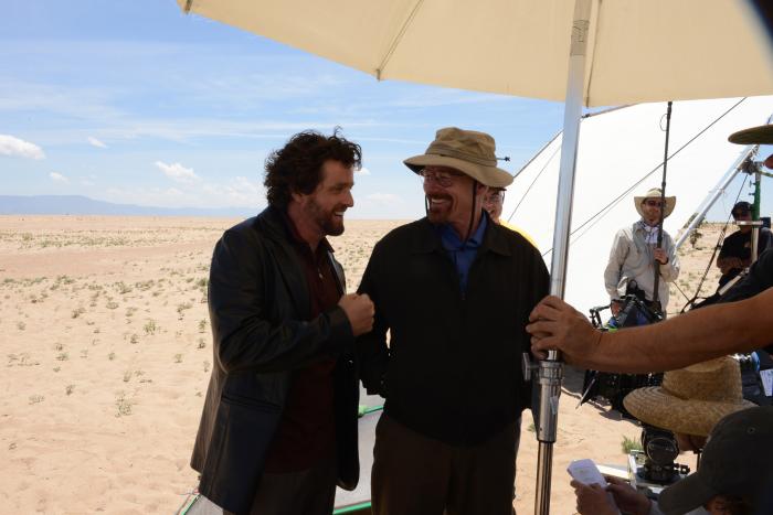 Louis Ferreira در صحنه سریال تلویزیونی برکینگ بد به همراه برایان کرانستون