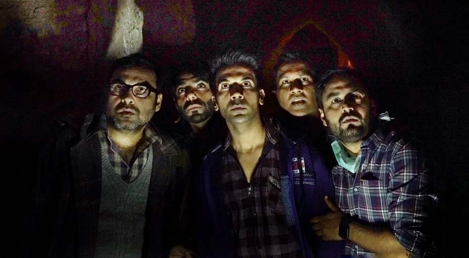 Pankaj Tripathy در صحنه فیلم سینمایی Stree به همراه Rajkummar Rao، Aparshakti Khurana، Abhishek Banerjee و Vijay Raaz