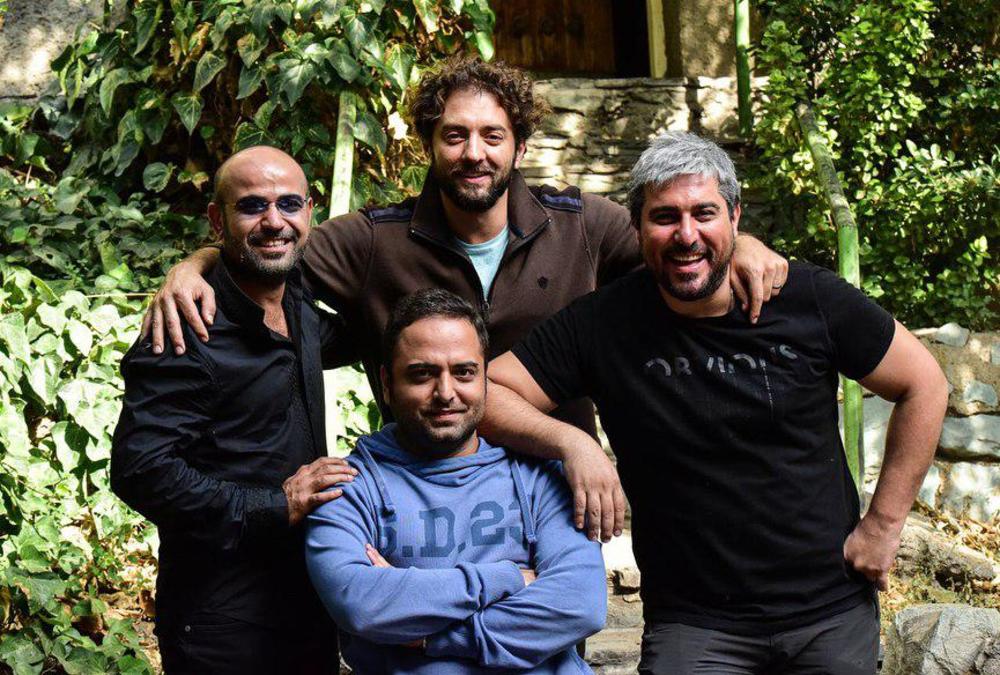 تینو صالحی در پشت صحنه فیلم سینمایی چهارراه استانبول به همراه محسن کیایی، بهرام رادان و بابک بهشاد