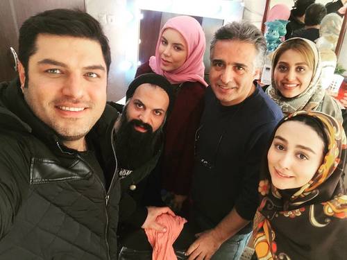 ستاره حسینی در پشت صحنه سریال تلویزیونی گسل به همراه سام درخشانی