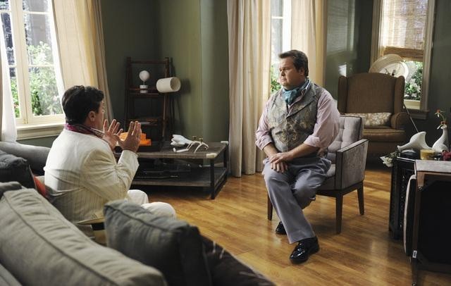 اریک استون استریت در صحنه سریال تلویزیونی خانواده امروزی به همراه Nathan Lane