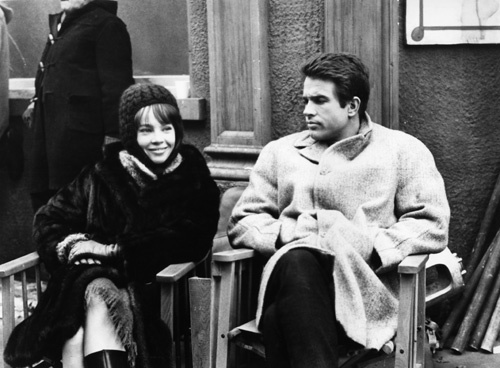 Leslie Caron در صحنه فیلم سینمایی Promise Her Anything به همراه Warren Beatty