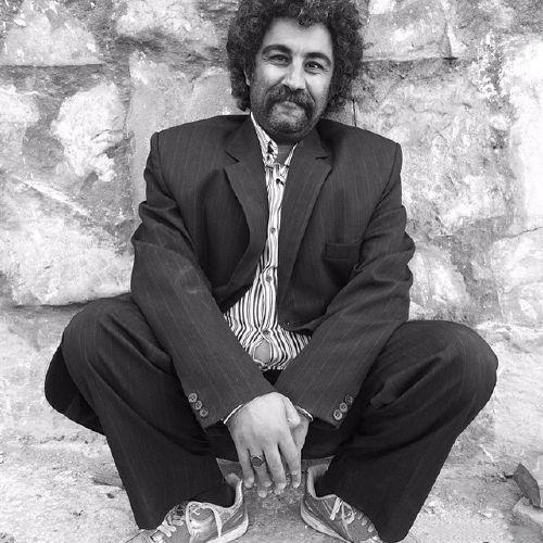 تصویری از محسن تنابنده، بازیگر و نویسنده سینما و تلویزیون در حال بازیگری سر صحنه یکی از آثارش