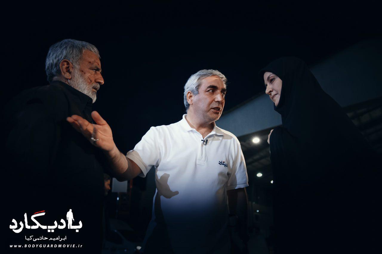 پرویز پرستویی در پشت صحنه فیلم سینمایی بادیگارد به همراه مریلا زارعی و ابراهیم حاتمی‌کیا