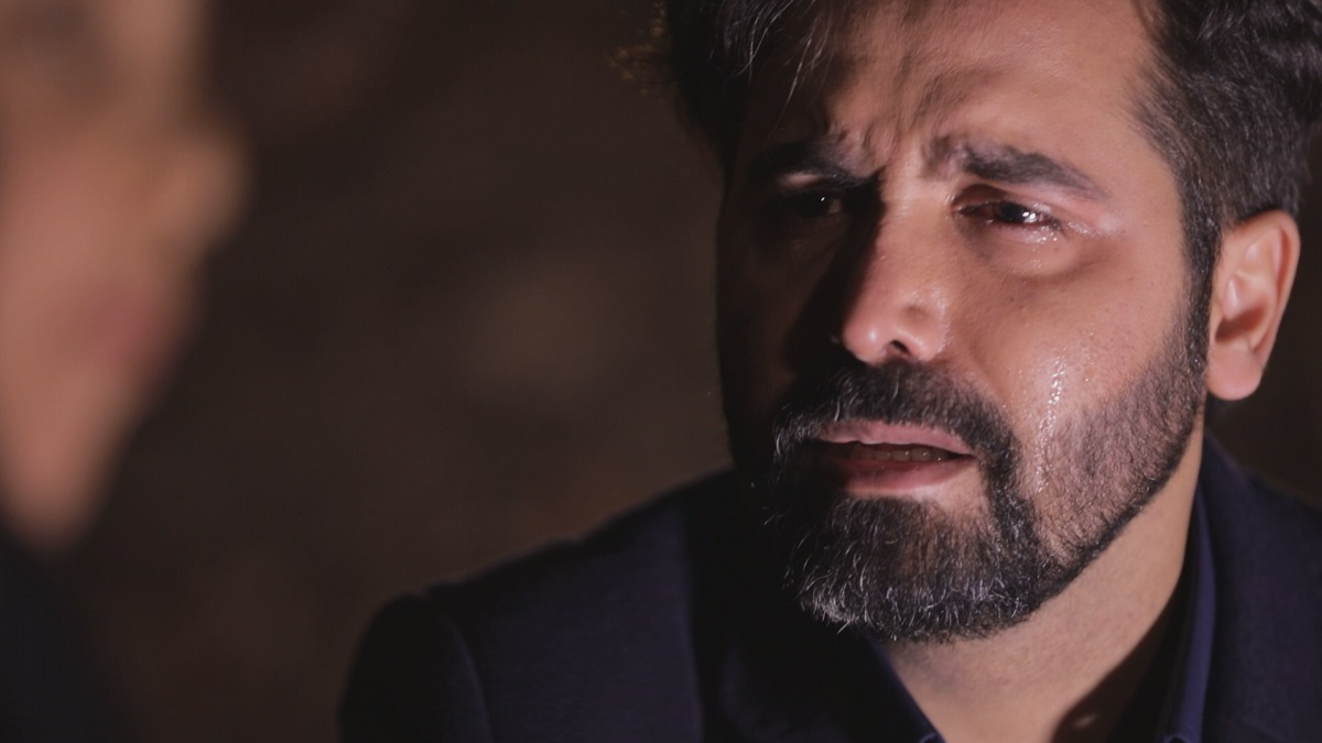 تصویری از بهروز محمدی، بازیگر و انتخاب بازیگر سینما و تلویزیون در حال بازیگری سر صحنه یکی از آثارش