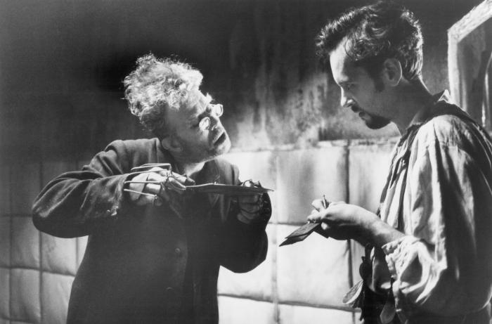 تام ویتس در صحنه فیلم سینمایی دراکولا به همراه ریچارد ای گرانت