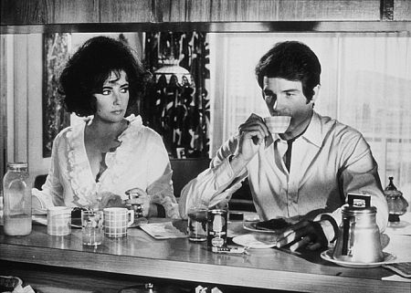 Warren Beatty در صحنه فیلم سینمایی The Only Game in Town به همراه Elizabeth Taylor