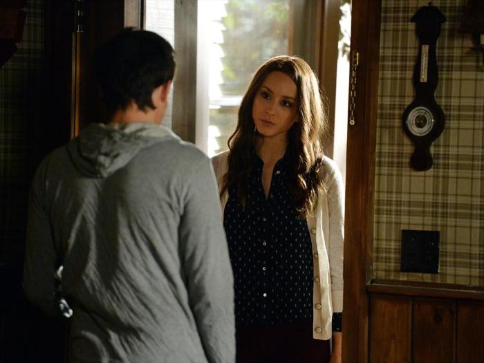 Tyler Blackburn در صحنه سریال تلویزیونی دروغ گوهای کوچک زیبا به همراه Troian Bellisario