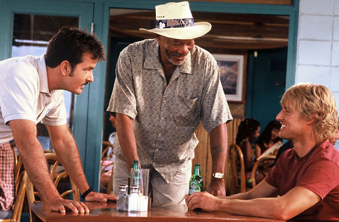 Owen Wilson در صحنه فیلم سینمایی The Big Bounce به همراه مورگان فریمن و چارلی شین