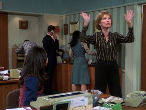 Mary Tyler Moore در صحنه سریال تلویزیونی That '70s Show به همراه میلا کونیس