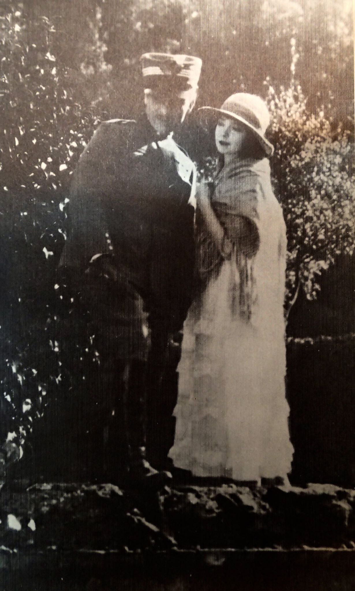 Ronald Colman در صحنه فیلم سینمایی The White Sister به همراه Lillian Gish