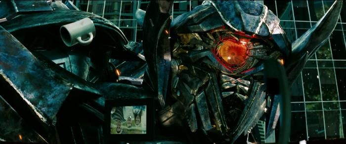 فرانک ولکر در صحنه فیلم سینمایی تبدیل شوندگان: نیمه تاریک ماه