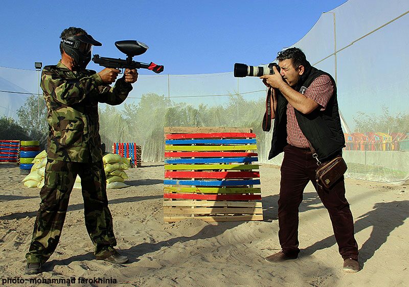 تصویری از سید عبدالحسین نواب موسوی، عکاس و بازیگر سینما و تلویزیون در حال بازیگری سر صحنه یکی از آثارش