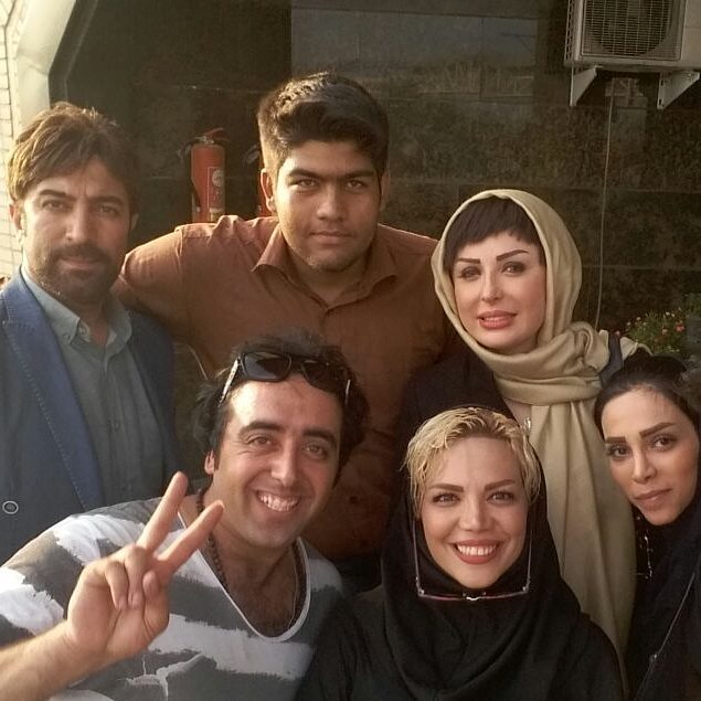 نیوشا ضیغمی در پشت صحنه فیلم سینمایی دختر عمو پسر عمو به همراه مجید صالحی