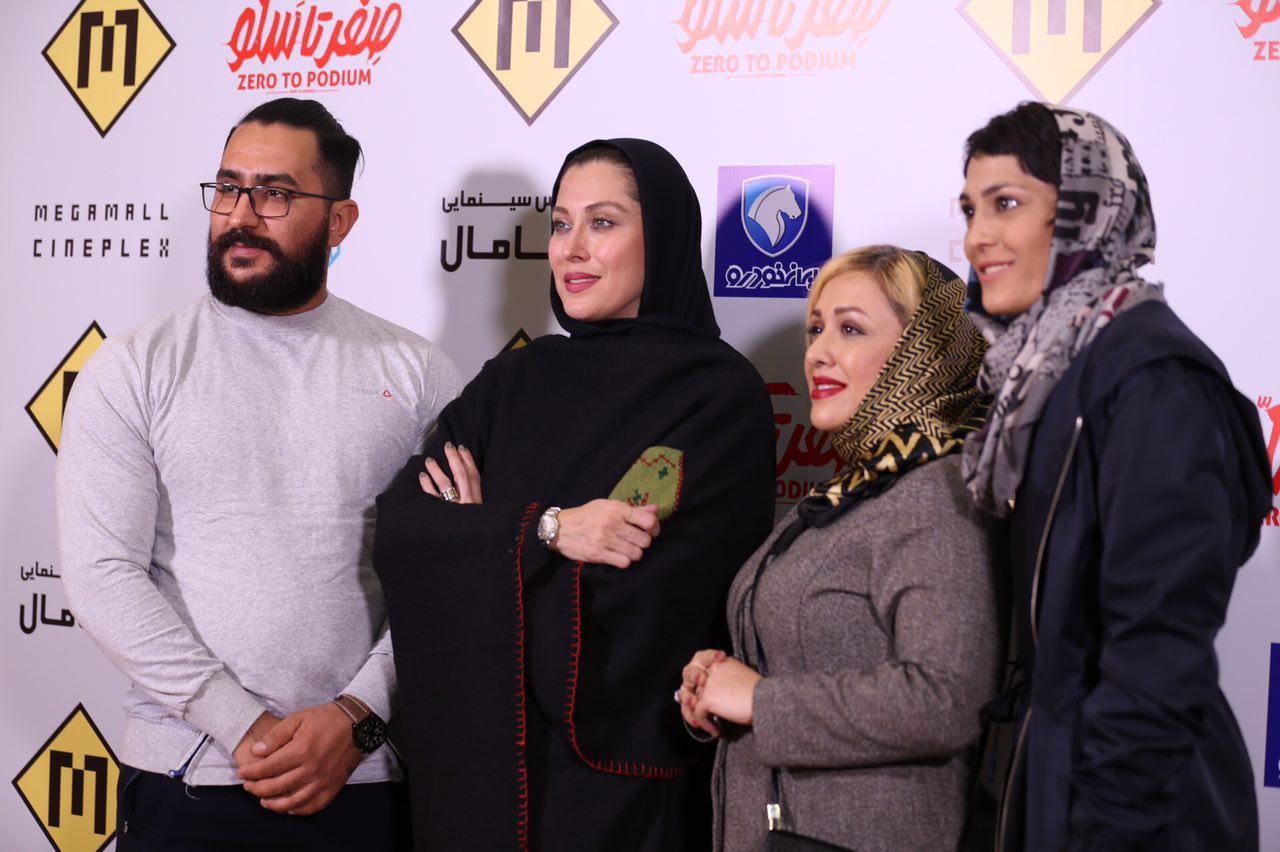 الهه منصوریان در اکران افتتاحیه فیلم سینمایی صفر تا سکو به همراه مهتاب کرامتی