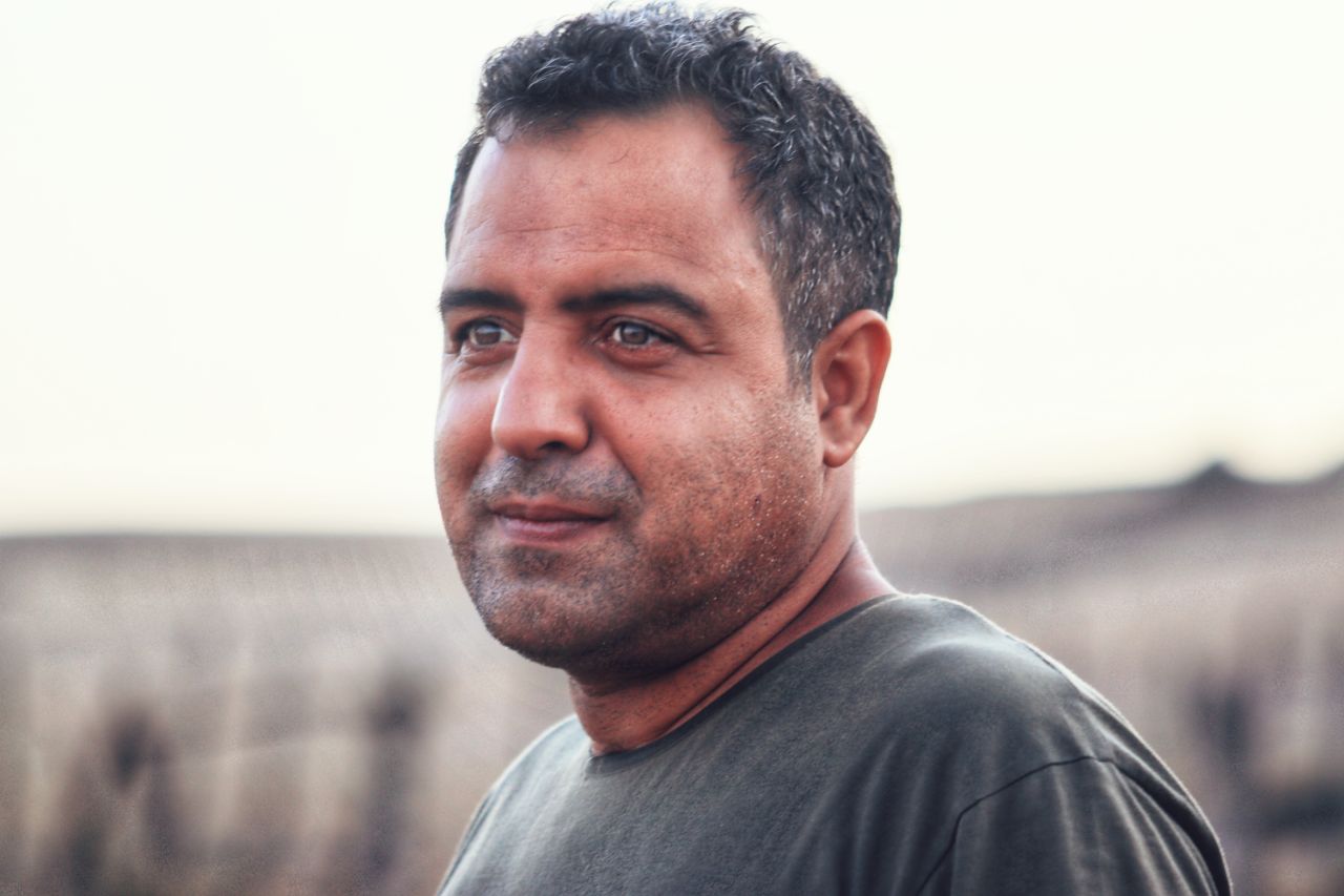 تصویری از سامان شعشعه، مدیر تولید سینما و تلویزیون در پشت صحنه یکی از آثارش