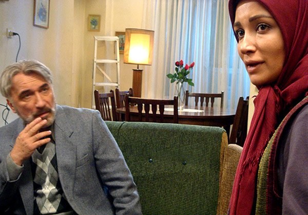 سعید نیک‌پور در صحنه سریال تلویزیونی خانه بی پرنده