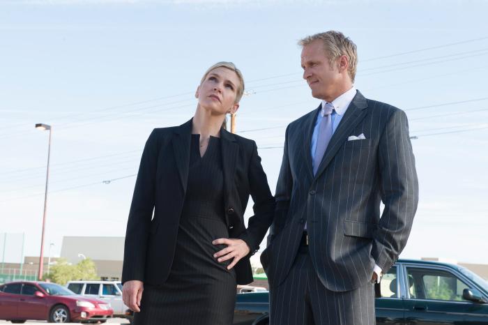 Patrick Fabian در صحنه سریال تلویزیونی بهتره با سال تماس بگیری به همراه Rhea Seehorn