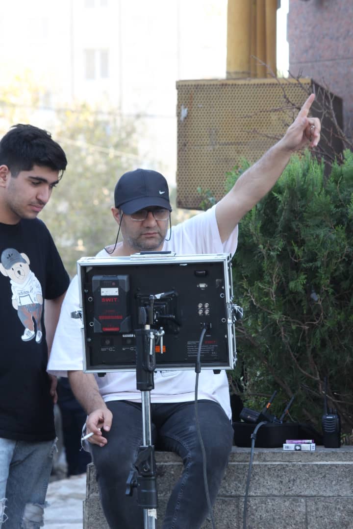تصویری از امیر کرم یزدی، کارگردان و نویسنده سینما و تلویزیون در پشت صحنه یکی از آثارش