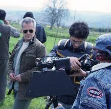 تصویری از بهروز سبط‌ رسول، کارگردان سینما و تلویزیون در حال بازیگری سر صحنه یکی از آثارش