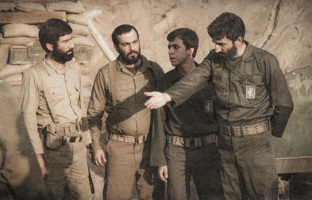 هادی حجازی‌فر در صحنه فیلم سینمایی ایستاده در‌ غبار به همراه ابراهیم امینی