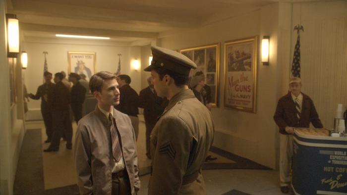 سباستین استن در صحنه فیلم سینمایی کاپیتان آمریکا: نخستین انتقام جو به همراه کریس ایوانز